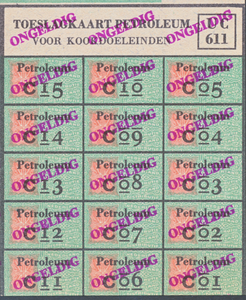 710320 Toeslagkaart Petroleum voor Kookdoeleinden UC 611. Op alle bonnen de paars gedrukte opdruk 'ONGELDIG'. Het ...